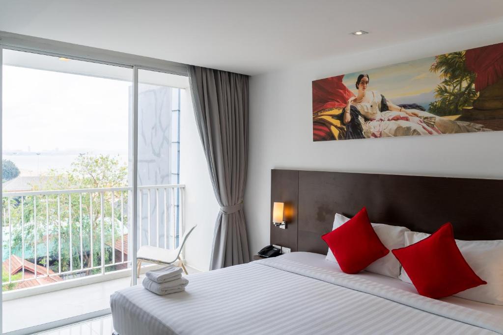 
Double or Twin Room with Partial Sea View
