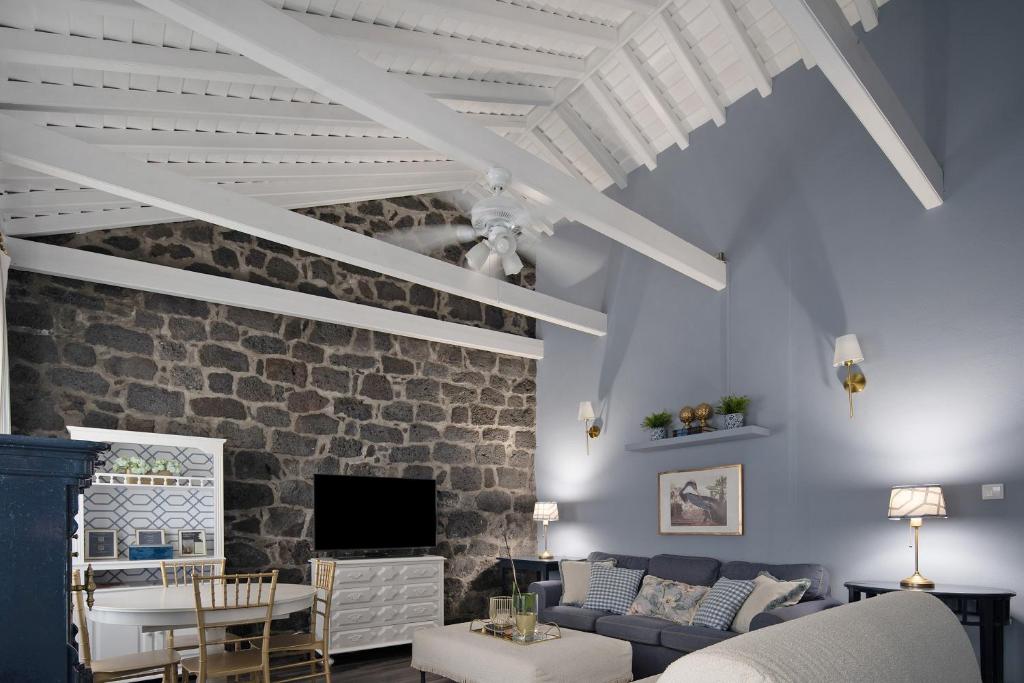 TV a/nebo společenská místnost v ubytování Pico Boutique House