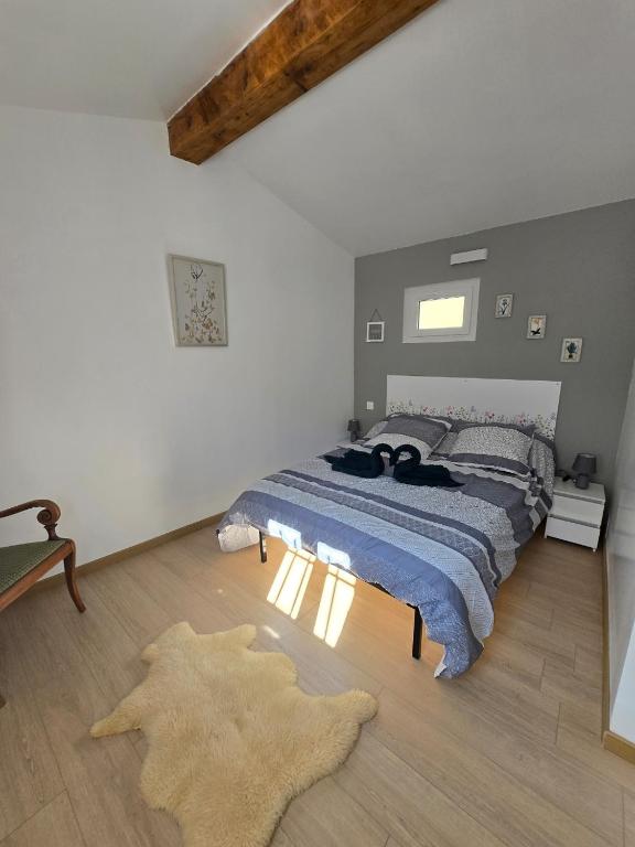 une chambre avec un grand lit et un tapis dans l'établissement La Genette, à Prats-de-Mollo-la-Preste