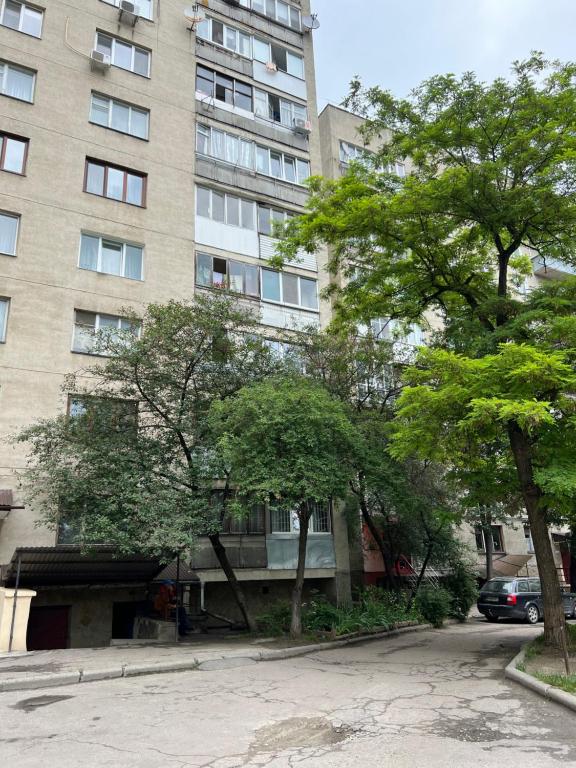 una strada vuota di fronte a un palazzo alto di Центр Медова Квартира подобово a Ternopilʼ