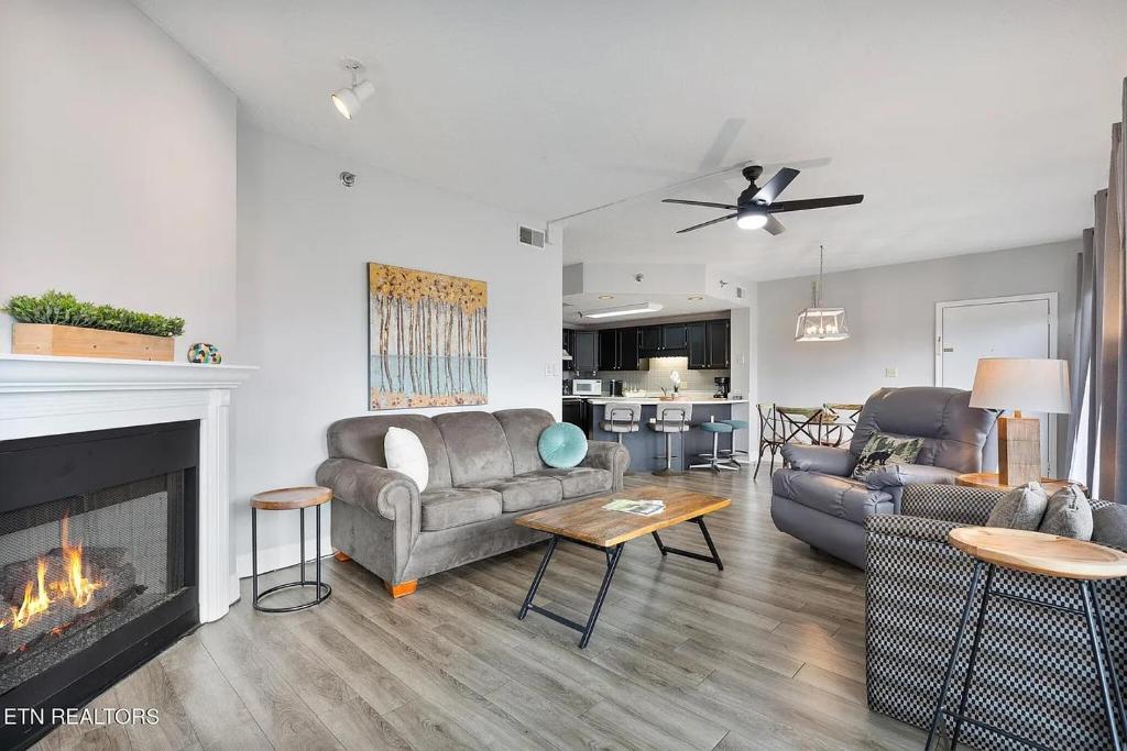 Χώρος καθιστικού στο River Place Condos #611 3BD