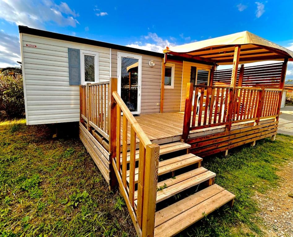 Casa pequeña con porche de madera y terraza en Tiny house Port la Nouvelle, en Port-la-Nouvelle