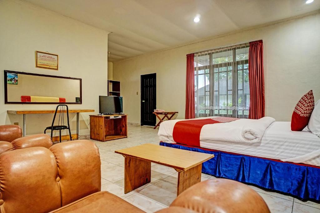 TV a/nebo společenská místnost v ubytování Capital O 92214 Beristera Hotel
