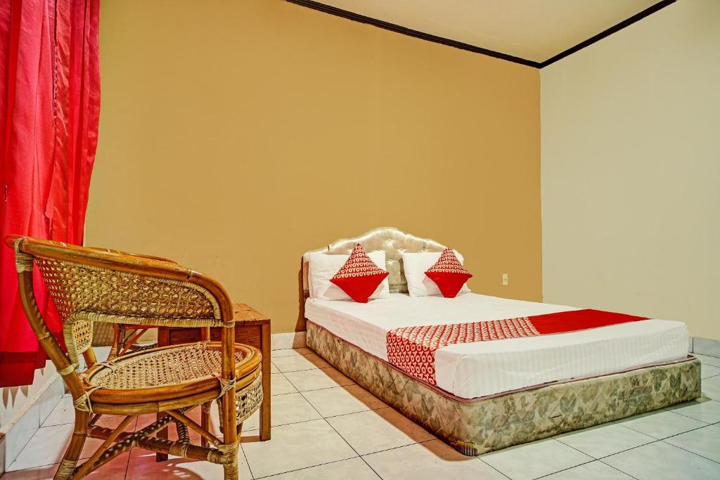 Postel nebo postele na pokoji v ubytování Capital O 92214 Beristera Hotel