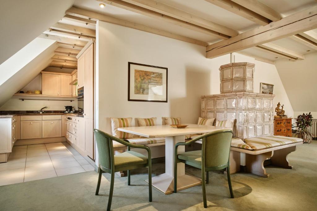 Kuchyň nebo kuchyňský kout v ubytování Hotel & Spa A la cour d'Alsace by HappyCulture