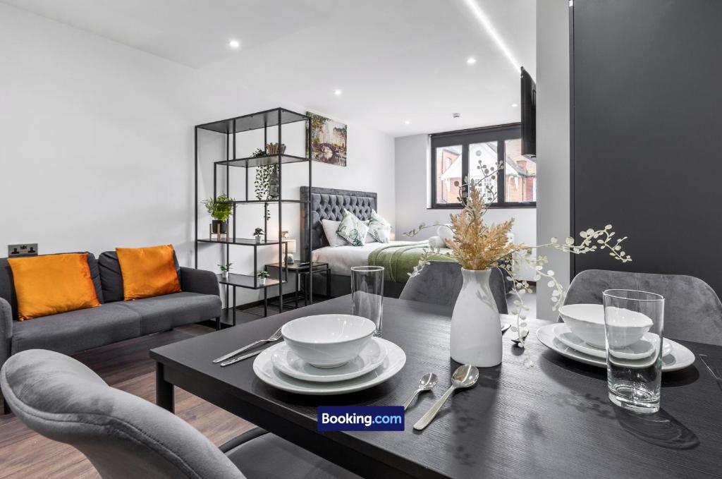Posezení v ubytování Stylish Studio Apt By Stay Smart Short Lets & Serviced Accommodation Woodstock With Free WiFi