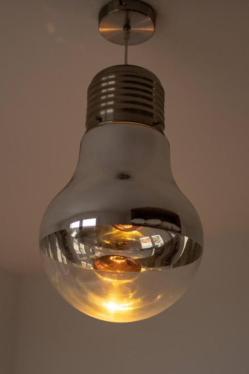 une ampoule suspendue à un plafond dans l'établissement Le Panorama Valentinois, à Valence