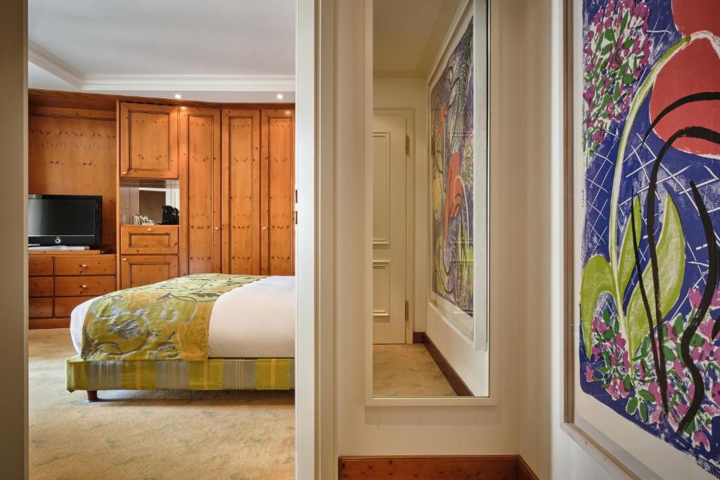 Postel nebo postele na pokoji v ubytování Hotel & Spa A la cour d'Alsace by HappyCulture
