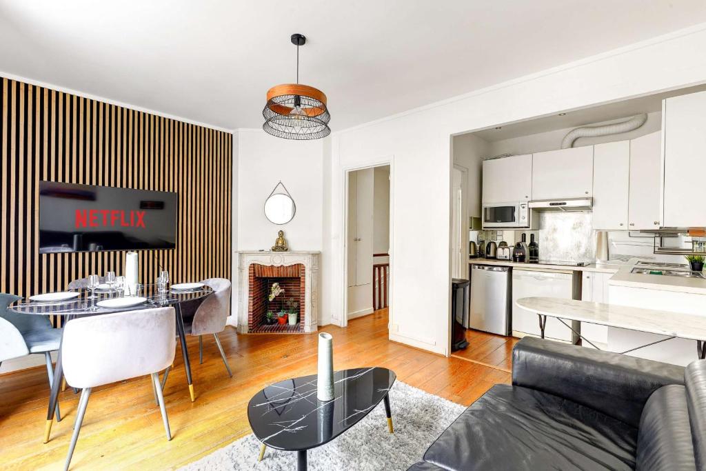 un salon avec un canapé et une table dans l'établissement Duplex cozy a Proximite de la Tour Eiffel with AC, à Paris