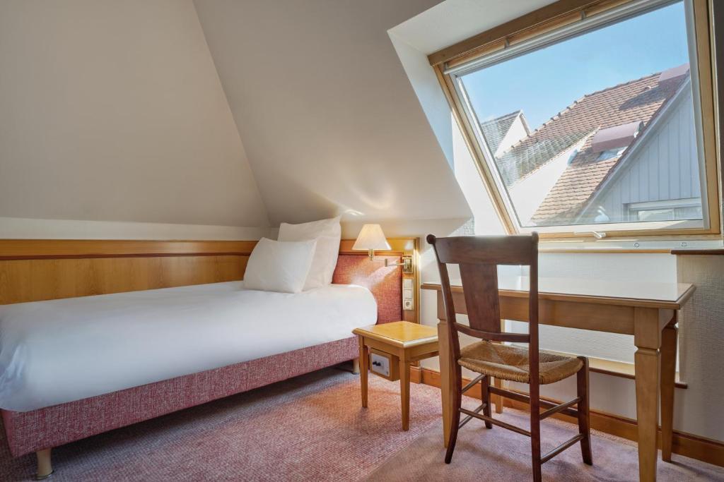 Postel nebo postele na pokoji v ubytování Hotel & Spa A la cour d'Alsace by HappyCulture