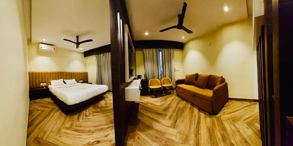 Postel nebo postele na pokoji v ubytování S K Legacy Hotel