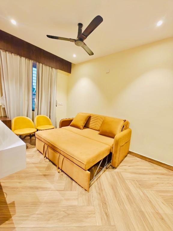 Posezení v ubytování S K Legacy Hotel