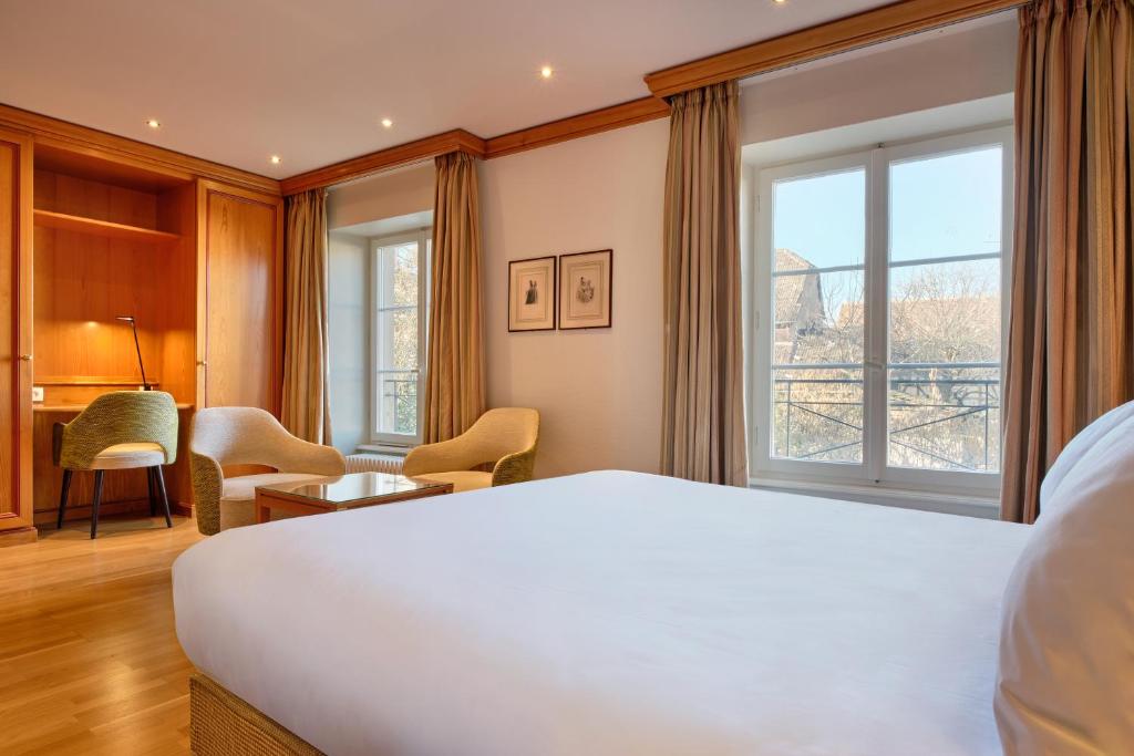 Postel nebo postele na pokoji v ubytování Hotel & Spa A la cour d'Alsace by HappyCulture