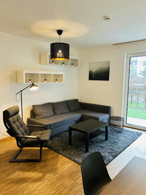 ein Wohnzimmer mit Sofa und Tisch in der Unterkunft Modernes Business-Apartment, 2 Zimmer, zentrale Lage in Hamburg in Hamburg