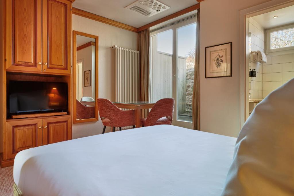 Postel nebo postele na pokoji v ubytování Hotel & Spa A la cour d'Alsace by HappyCulture