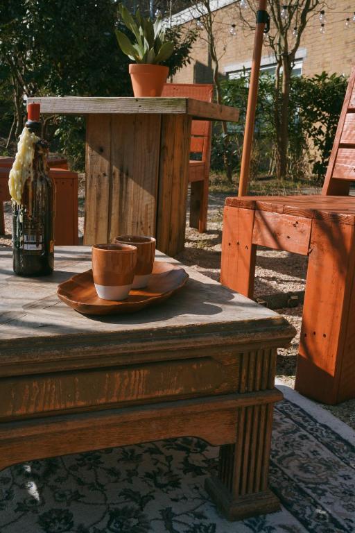 Nápoje v ubytování DE BUITENKANS unique cabins - urban camping