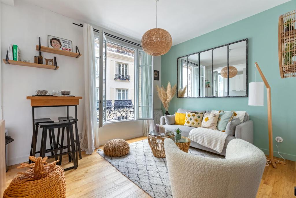 un salon avec un canapé et une table dans l'établissement Cozy Pineapple - proche du 17 eme, à Asnières-sur-Seine