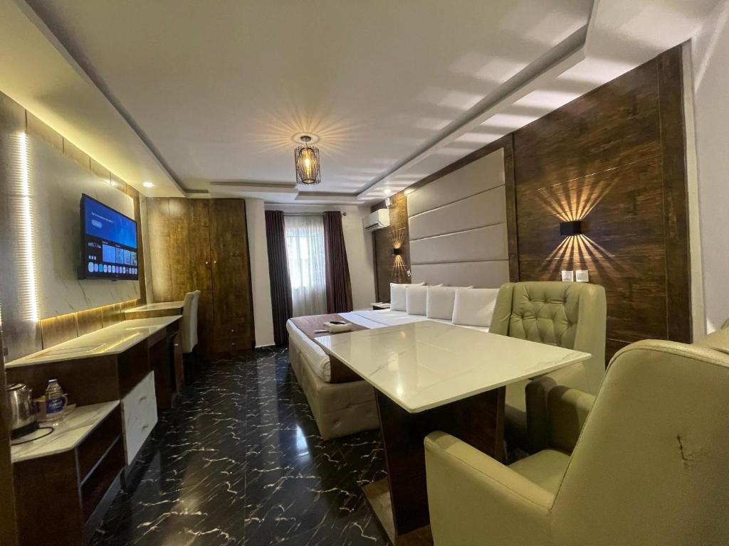 TV a/nebo společenská místnost v ubytování Presken Hotel (Reliance)