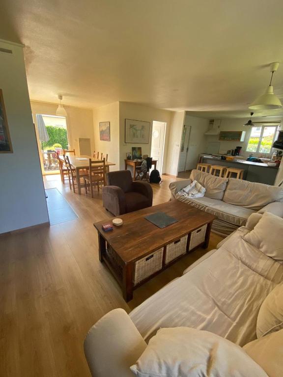 un salon avec des canapés et une table basse dans l'établissement La Maison aux Paupières Bleues, à Ruca