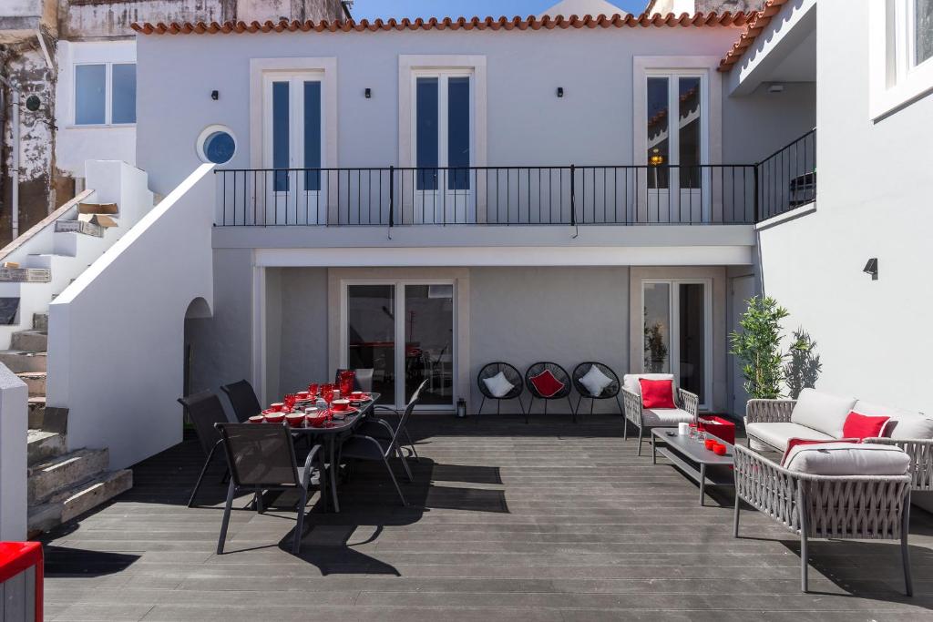 a patio with a table and chairs on a building at Akicity Santarém Rock in Santarém