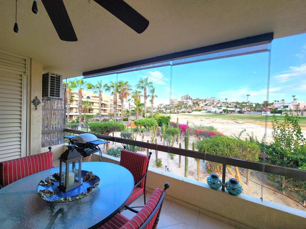 Μπαλκόνι ή βεράντα στο Beach Eateries 10 min walk 1BDRM Golf view