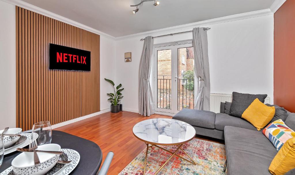 Posezení v ubytování Stylish Town Centre Apartment, ALLOCATED FREE PARKING SPACE, RICKMANSWORTH HIGH STREET, Modern Decor, Juliet Balcony, Walking Distance to Rickmansworth Station Metropolitan Line