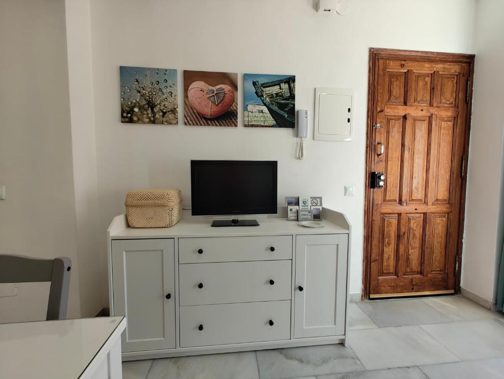 Televízia a/alebo spoločenská miestnosť v ubytovaní Apartamento Pepote