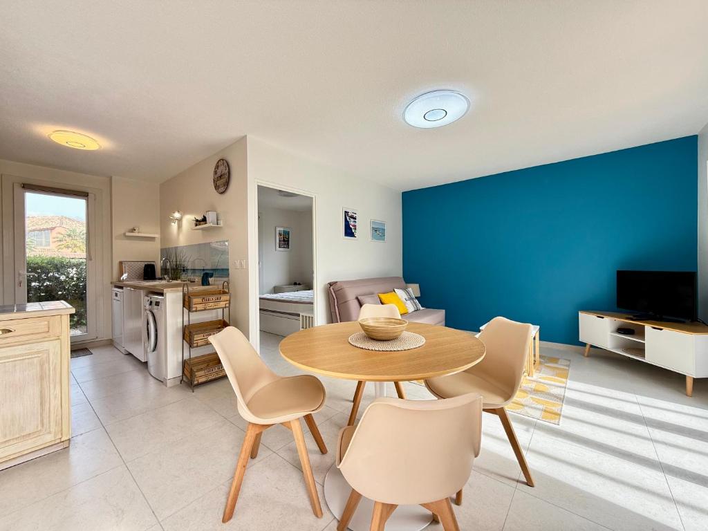 une cuisine et une salle à manger avec une table et des chaises dans l'établissement Splendide - Piscine - Plage 500m, à Carqueiranne