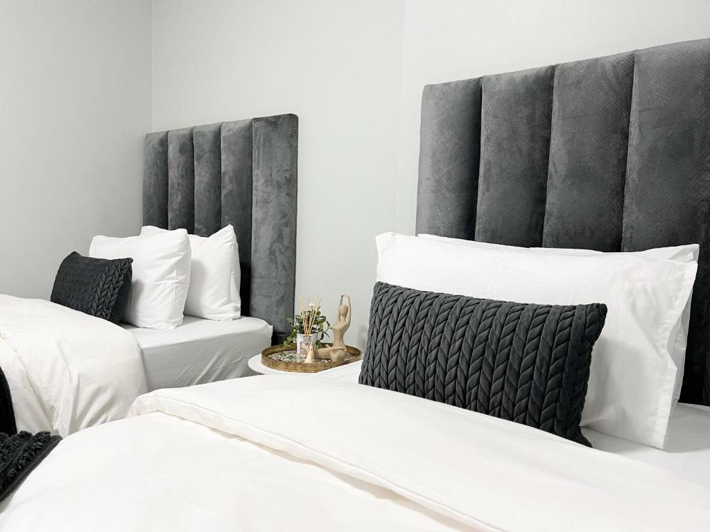 Ένα ή περισσότερα κρεβάτια σε δωμάτιο στο F&J City Accommodation cc at 77 Independence