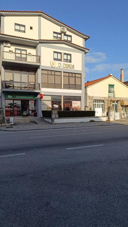 ein Gebäude am Straßenrand in der Unterkunft Dom Dinis in Trancoso