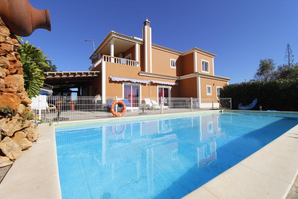 een villa met zwembad voor een huis bij Moradia Vila Pedra in Alcantarilha