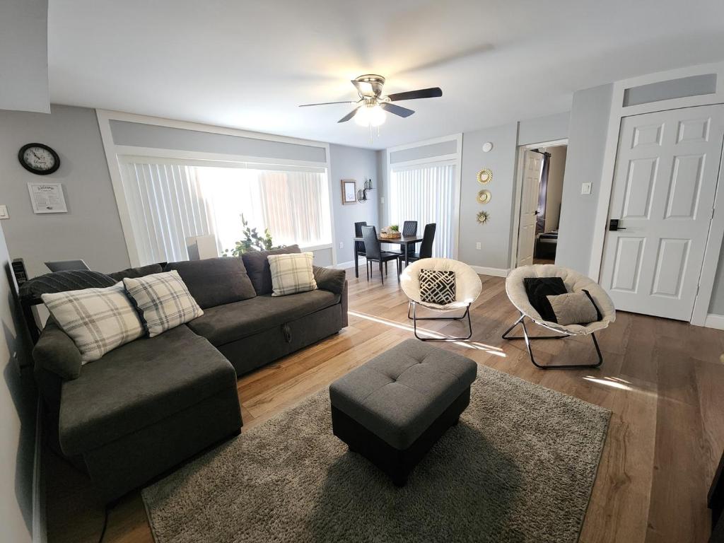una sala de estar con un sofá y una silla en SeaBreeze Suite - Experience Comfort and Style!, en Atlantic City