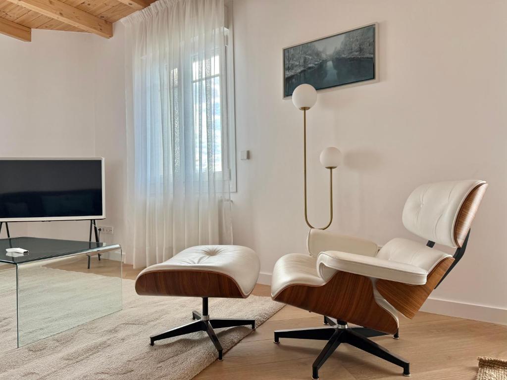 Televízia a/alebo spoločenská miestnosť v ubytovaní Señorial Panorámico by Exclusive Burgos Apartments