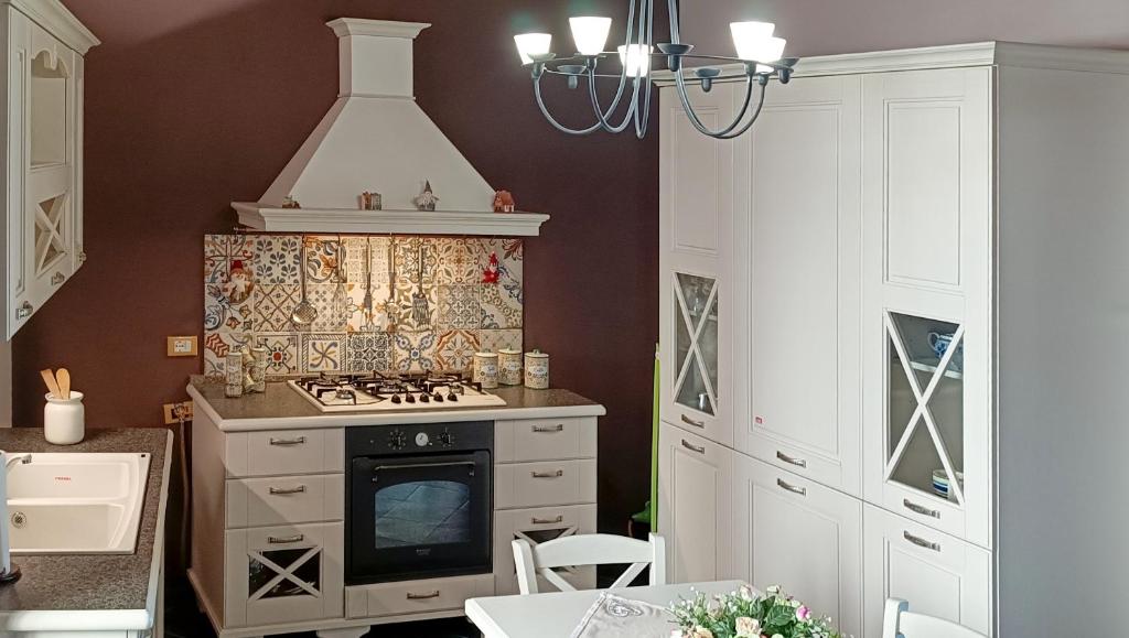 een keuken met een fornuis en een witte kast bij Casa all'Annunziata in Termini Imerese