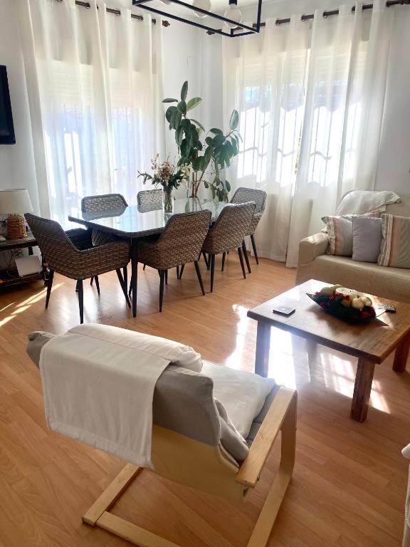 Posedenie v ubytovaní VIlla Huetor con piscina privada