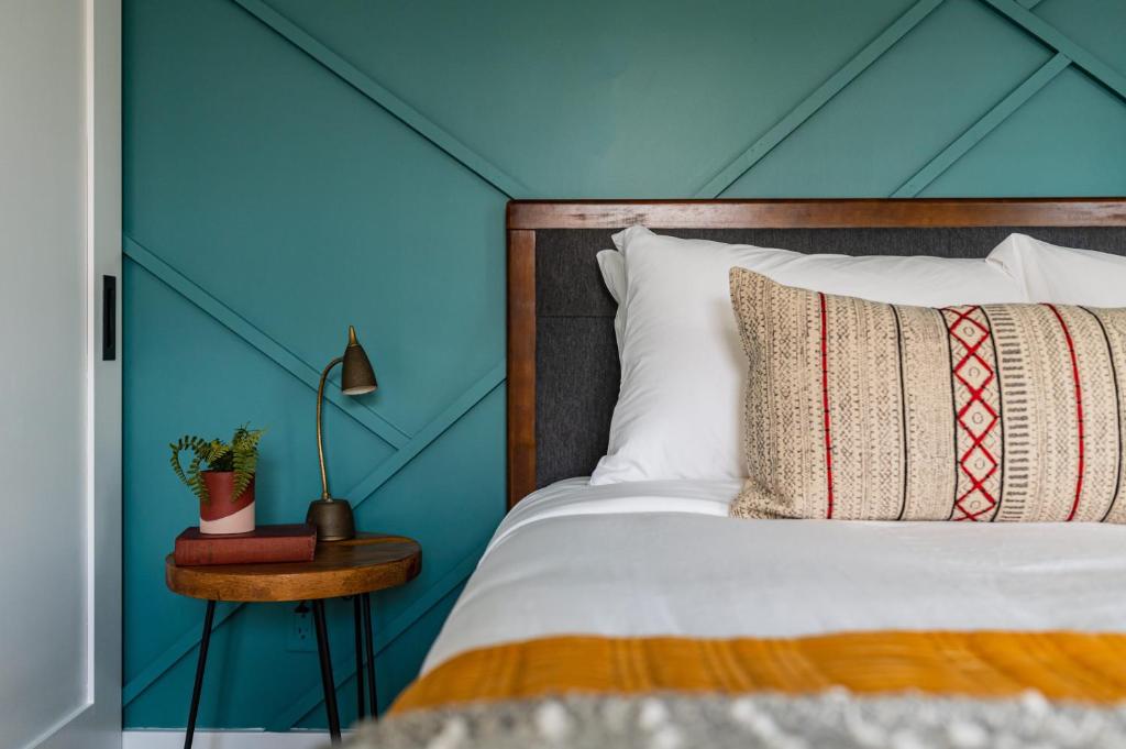 Postel nebo postele na pokoji v ubytování Perch Cottages #15 - Mountain Views, Sauna, Private Creek Access