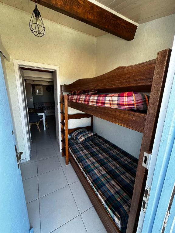 Łóżko lub łóżka w pokoju w obiekcie Appartement à Marseillan plage à 100m de la plage