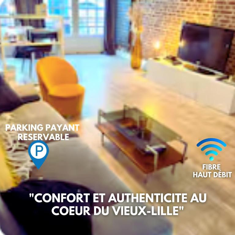 un salon avec une table basse et un canapé dans l'établissement Appartement Héloïse, le charme du Vieux-Lille, à Lille