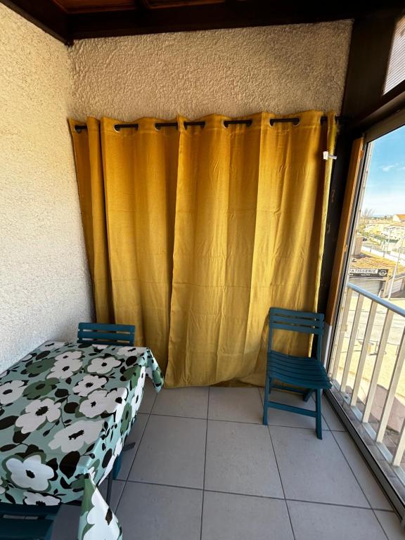 Łóżko lub łóżka w pokoju w obiekcie Appartement à Marseillan plage à 100m de la plage