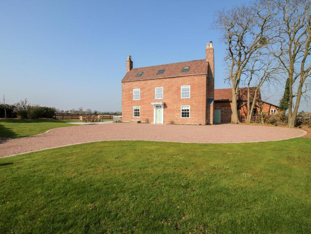 a large brick house with a large driveway at Daniels Farmhouse in Worcester