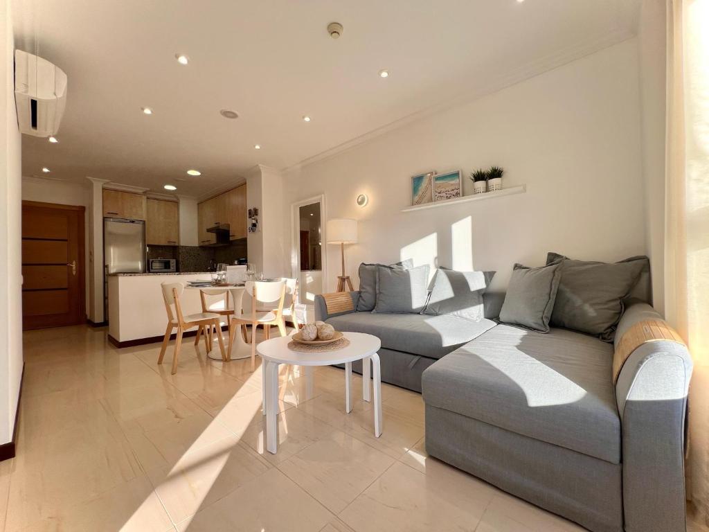 Bright and Cozy Apartment with Pool and Jacuzzi and near beach