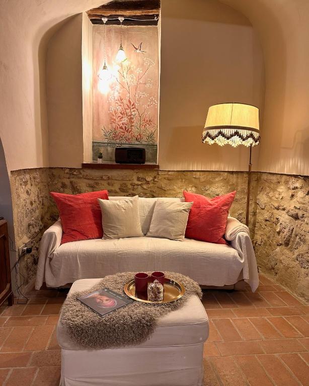 Posezení v ubytování Lanternone nel Borgo - Appartamento di Charme con Giardino