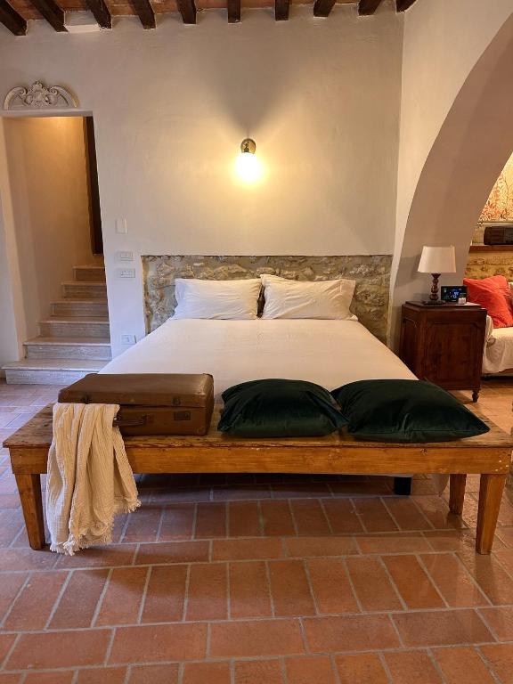 Postel nebo postele na pokoji v ubytování Lanternone nel Borgo - Appartamento di Charme con Giardino