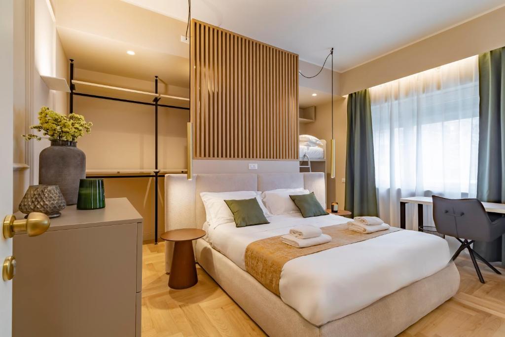een slaapkamer met een groot wit bed en een bureau bij Cipro Vatican Luxury Escape in Rome