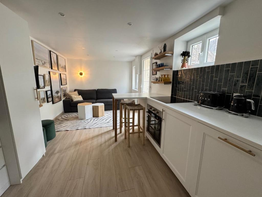Kuchyň nebo kuchyňský kout v ubytování Charmante Maison avec Jardin Privé - PACY SUR EURE