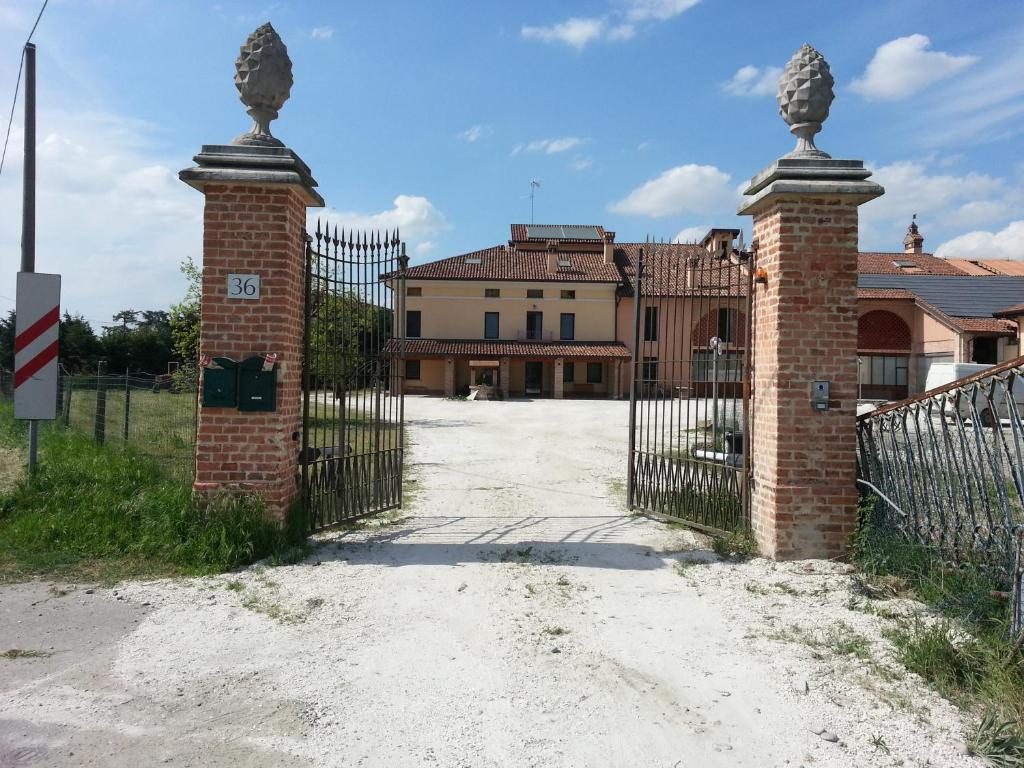 an entrance gate to a house with a building at B&B La Viola in Castelvetro Piacentino
