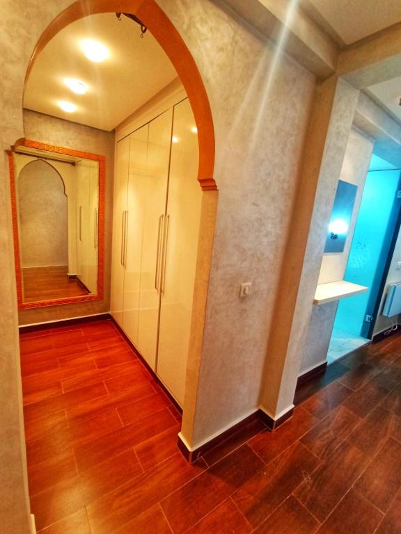 a hallway with an archway and a mirror on the wall at Oceanda Appart N1 Agadir in Agadir