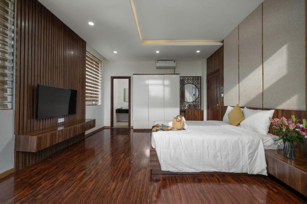 una camera da letto con un letto e un orsacchiotto seduto sopra di Khách Sạn Phú Quốc Gần Biển - Cách Biển chỉ 20Mét a Phu Quoc