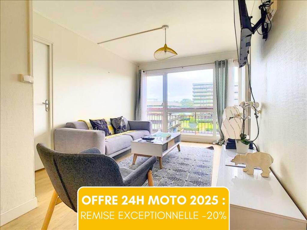 salon z kanapą i stołem w obiekcie Idéal Groupe - Grands Espaces - 4 chambres - Parking Gratuit - Proche Centre, Gare & Transports - Wifi - OFFRE SPECIAL de Reduction jusqu'à -50 w mieście Le Mans