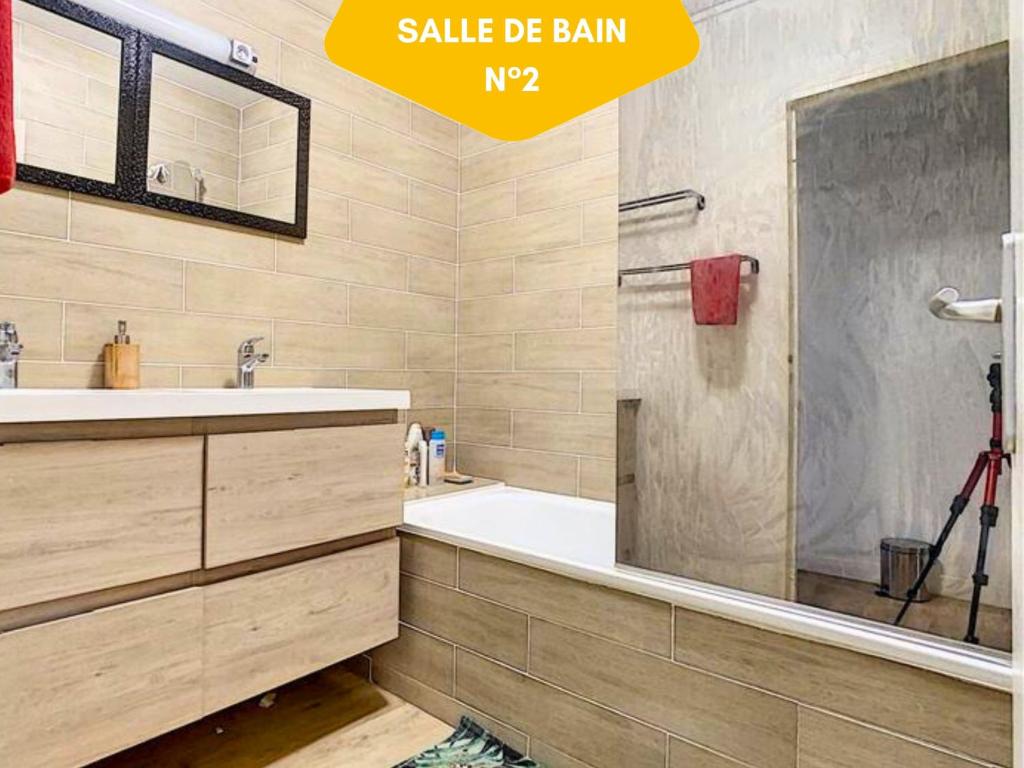 Łazienka w obiekcie Idéal Groupe - Grands Espaces - 4 chambres - Parking Gratuit - Proche Centre, Gare & Transports - Wifi - OFFRE SPECIAL de Reduction jusqu'à -50